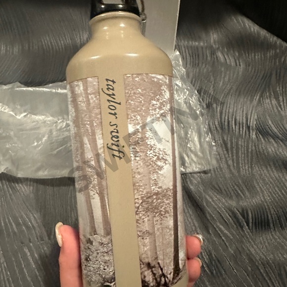 NEW SEALED TAYLOR SWIFT AUGUST SLIPPED AWAY WATER BOTTLE - Picture 3 of 4